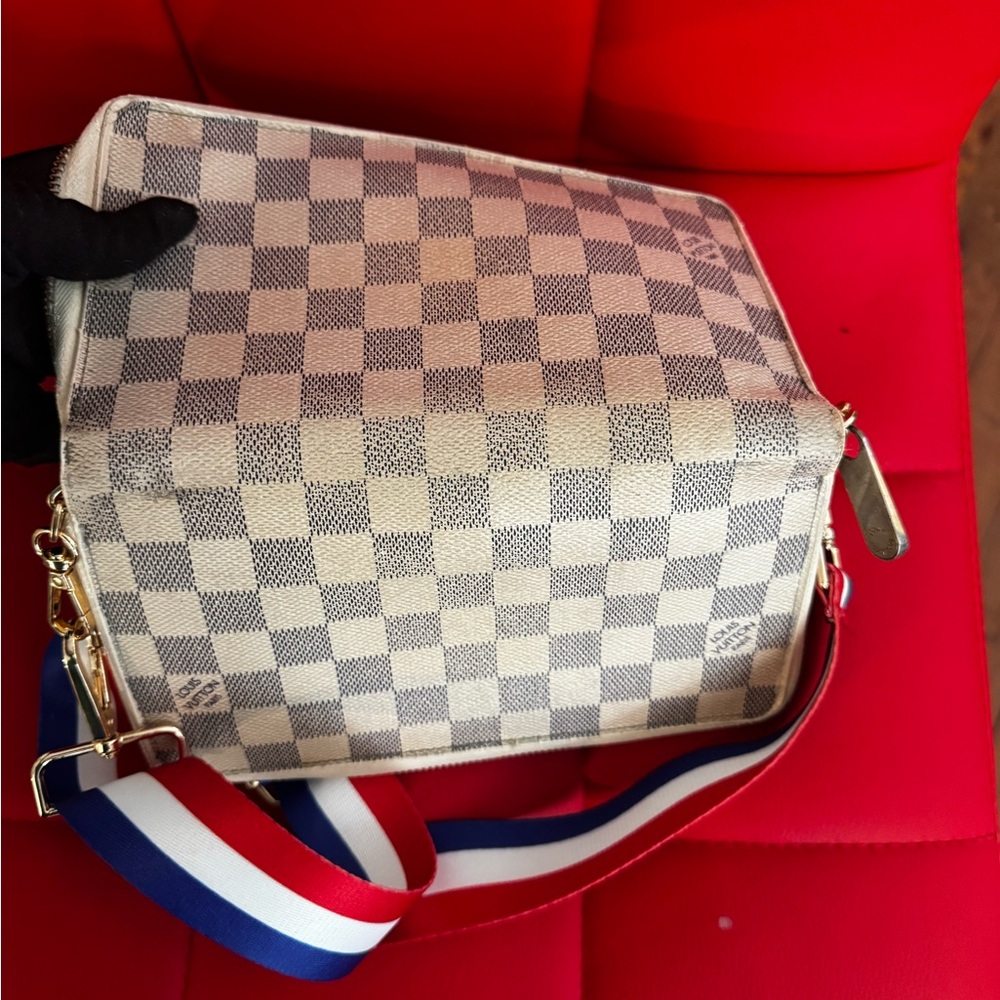 Louis Vuitton
Damier Azur zip large organizer converted
Crossbody pre-loved - Picture 10 of 17